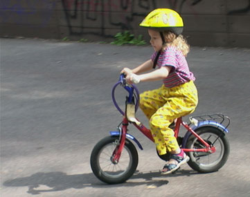 niña montando en bicicleta
